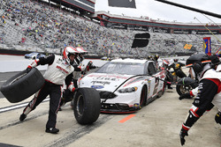 Brad Keselowski, Team Penske, Ford Fusion Discount Tire pits