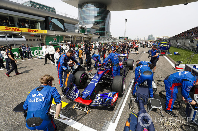 The Toro Rosso team prepare the car of Brendon Hartley, Toro Rosso STR13 Honda, on the grid