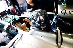 Los ex campeones del mundo, Keke Rosberg y su hijo Nico Rosberg, se preparan para correr el circuito en sus coches con el título ganador.