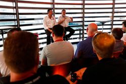 Zak Brown, director ejecutivo de McLaren Technology Group y Eric Boullier, director de carreras de McLaren, hablan con los medios