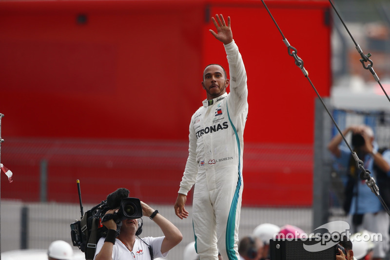 Lewis Hamilton, Mercedes AMG F1, galibiyeti kutluyor