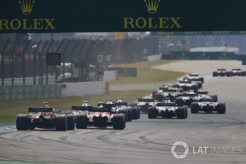 Daniel Ricciardo, Red Bull Racing RB14, chases a McLaren