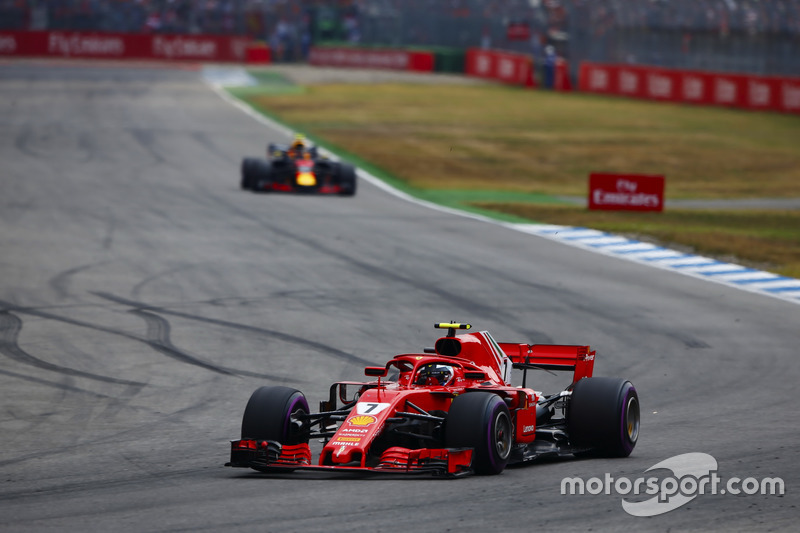Kimi Raikkonen, Ferrari SF71H, precede Max Verstappen, Red Bull Racing RB14