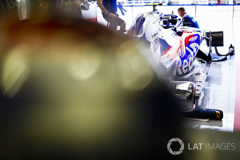 La voiture de Pierre Gasly, Toro Rosso STR13 Honda, dans le garage