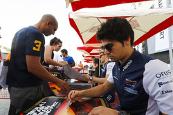 Lance Stroll, Williams Racing, firma autógrafos