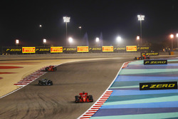 Себастьян Феттель, Ferrari SF71H,попереду Валттері Боттаса, Mercedes AMG F1 W09, та Кімі Райкконена,
