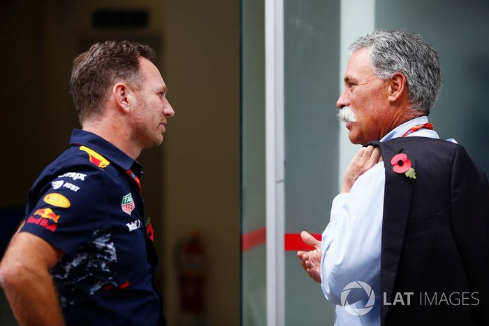 Chase Carey, Presidente Formula One habla con Christian Horner, director de Red Bull Racing