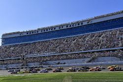 Alex Bowman, Hendrick Motorsports Chevrolet Camaro leads the start