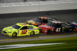 Ryan Blaney, Team Penske Ford Fusion, Martin Truex Jr., Furniture Row Racing Toyota, and Kurt Busch, Stewart-Haas Racing Ford Fusion
