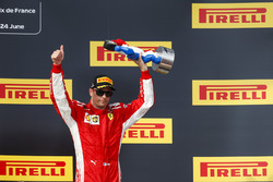 Kimi Raikkonen, Ferrari, 3° classificato, sul podio con il suo trofeo