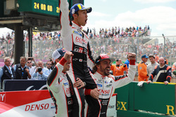 Переможці #8 Toyota Gazoo Racing Toyota TS050: Себастьян Буемі, Казукі Накадзіма, Фернандо Алонсо