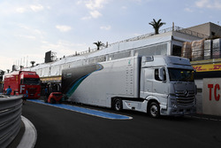 Un camion Mercedes AMG F1