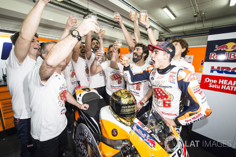 Le Champion du monde Marc Marquez, Repsol Honda Team, fête son titre avec son équipe