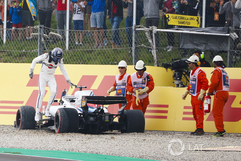 Lance Stroll, Williams Racing, keluar dari mobil
