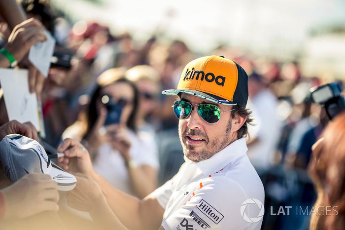 Fernando Alonso, McLaren, firma autógrafos a los fans