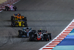 Kevin Magnussen, Haas F1 Team VF-18 Ferrari, Lewis Hamilton, Mercedes AMG F1 W09, Nico Hulkenberg, R