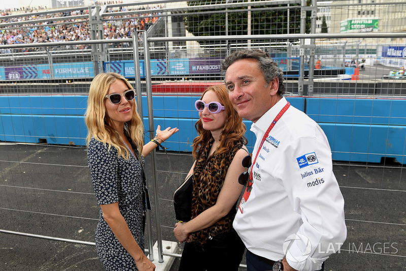 L'attrice Sienna Miller con Alejandro Agag, CEO, Formula E