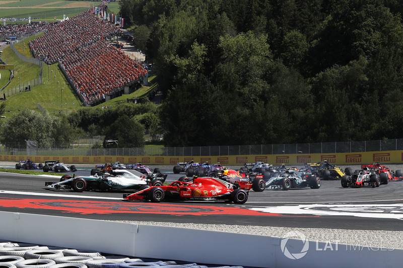 Lewis Hamilton, Mercedes-AMG F1 y Kimi Raikkonen, Ferrari SF71H