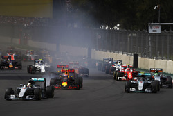 Lewis Hamilton, Mercedes F1 W07 Hybrid, Nico Rosberg, Mercedes F1 W07 Hybrid, Max Verstappen, Red Bull Racing RB12 TAG Heuer, Nico Hulkenberg, Force India VJM09 Mercedes, Kimi Raikkonen, Ferrari SF16-H, the rest of the field at the start