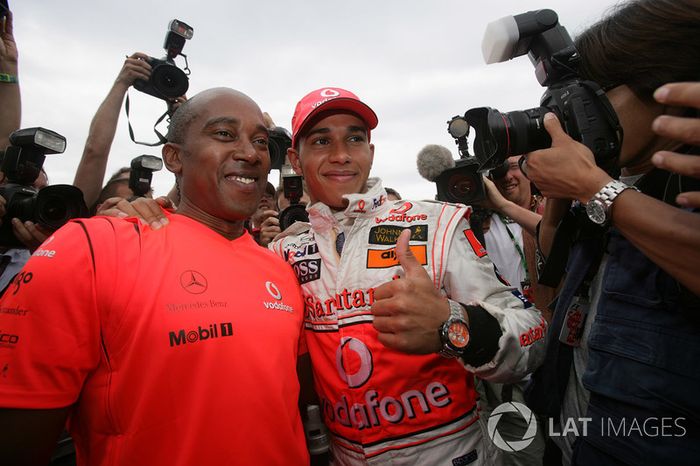 Ganador Lewis Hamilton, McLaren MP4-22 celebra con su padtre Anthony