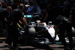 Lewis Hamilton, Mercedes AMG F1 W07 Hybrid en los pits