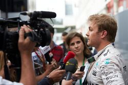 Nico Rosberg, Mercedes AMG F1 habla con miembros de los medios de comunicación