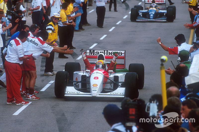 Yarış galibi Ayrton Senna, McLaren parc ferme yolunda