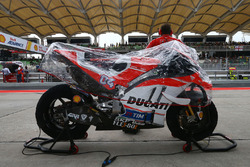 Bike von Andrea Dovizioso, Ducati Team mit Regenhaube