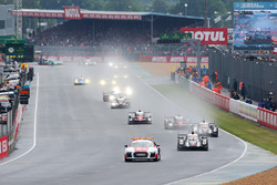 #2 Porsche Team Porsche 919 Hybrid: Romain Dumas, Neel Jani, Marc Lieb lidera detrás del coche de se