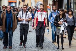Ceremonia de la huella de la mano: 24 horas de Le Mans 2015 ganadores Porsche equipo Nick Tandy y Earl Bamber