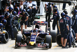 Daniil Kvyat, Scuderia Toro Rosso STR11 practica una parada en boxes