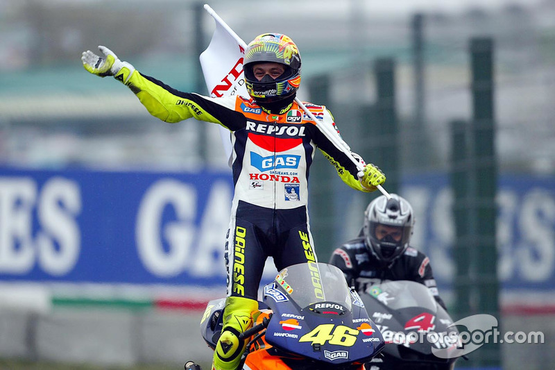 Yarış galibi Valentino Rossi