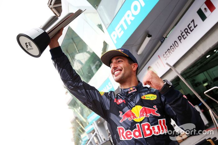 Ganador, Daniel Ricciardo, Red Bull Racing celebra con su equipo