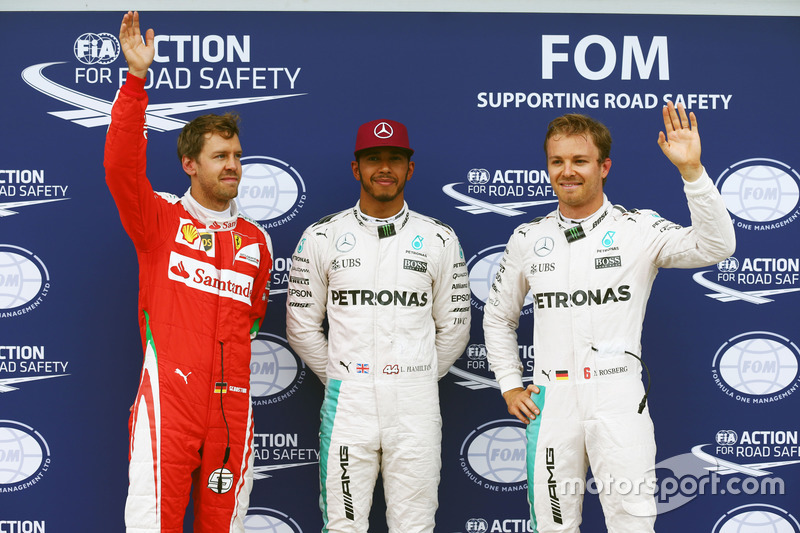 Top-drie parc ferme, Sebastien Vettel, Ferrari, derde; Lewis Hamilton, Mercedes AMG F1, pole; Nico R