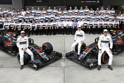 Gruppenfoto: Fernando Alonso, Stoffel Vandoorne und Jenson Button mit den McLaren MP4-31 Honda und d