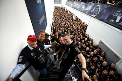 Команда Mercedes святкує перемогу в Кубку Конструкторів 2016 року разом з пілотами