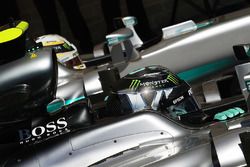 Nico Rosberg, Mercedes AMG F1 W07 Hybrid e il compagno di squadra Lewis Hamilton, Mercedes AMG F1 W0