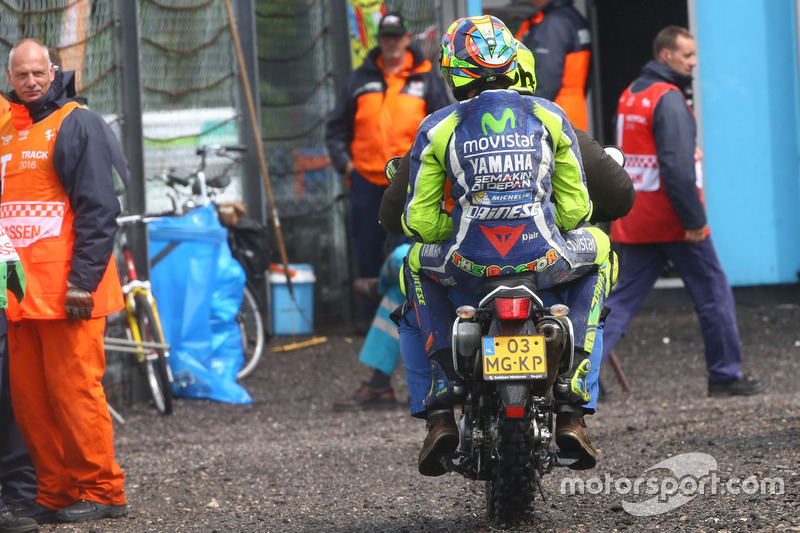 Valentino Rossi, Yamaha Factory Racing, sobre un scooter después de abandonar la carrera en Assen