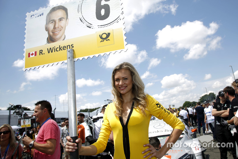 La grid girl di Robert Wickens, Mercedes-AMG Team HWA, Mercedes-AMG C63 DTM