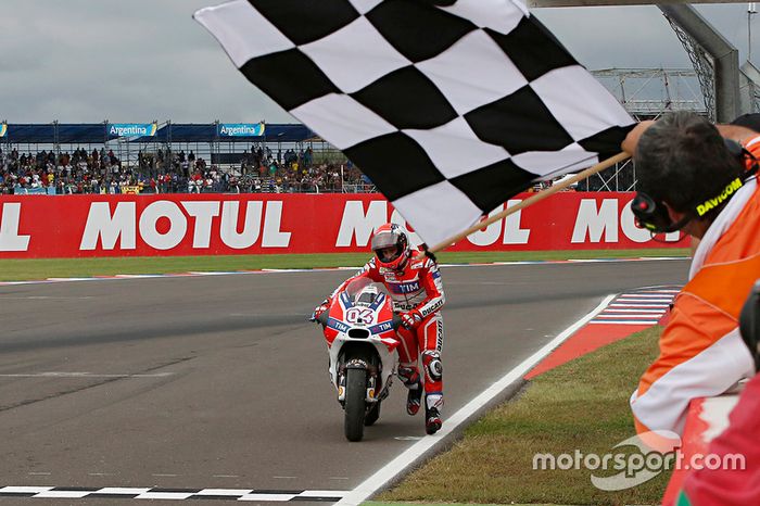 2016: Iannone tira a Dovizioso cerca de la meta