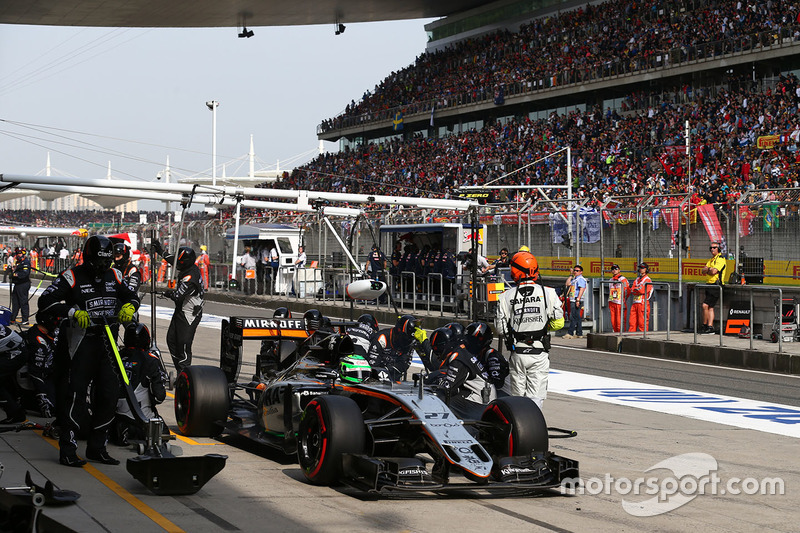 Nico Hulkenberg, Sahara Force India F1 VJM09 pit stop