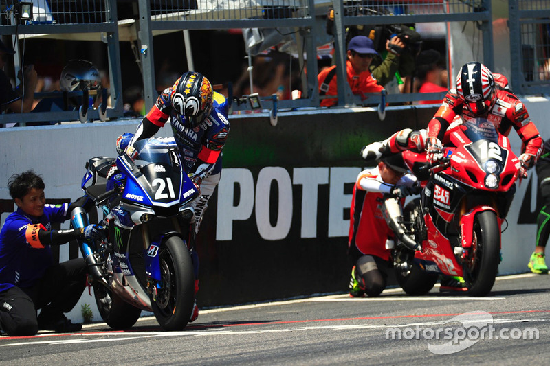 #21 Yamaha Factory Racing Team: Katsuyuki Nakasuga and #12 Yoshimura Suzuki: Takuya Tsuda, Joshua Brookes