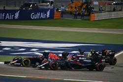 Sergio Pérez, Sahara Force India F1 VJM09 y Carlos Sainz Jr., Scuderia Toro Rosso STR11