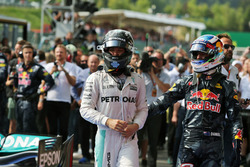 Ganador de la carrera Nico Rosberg, Mercedes AMG F1 y segundo colocado Daniel Ricciardo, Red Bull Ra