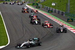 Lewis Hamilton, Mercedes AMG F1 W07 Hybrid führt beim Start zum Rennen