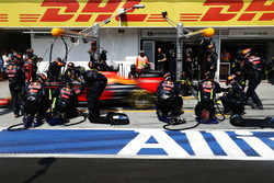 Max Verstappen, Red Bull Racing RB12 in de pits