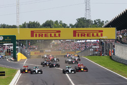 Борьба за лидерство на старте: Макс Ферстаппен, Red Bull Racing RB12; Льюис Хэмилтон, Mercedes AMG F