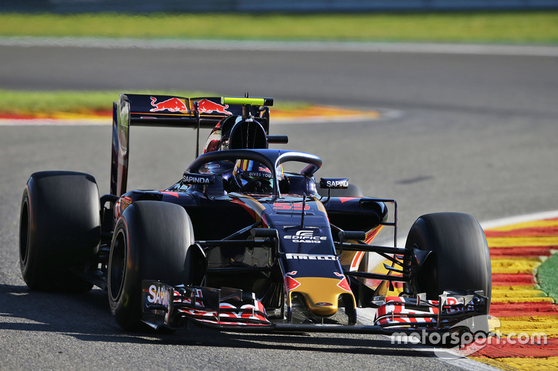 Toro Rosso STR11, con el Halo al color de la carrocería