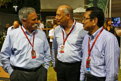 Chase Carey, Presidente Grupo Fórmula uno con Ron Dennis, Presidente Ejecutivo de McLaren y Takahiro