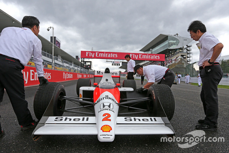 Stoffel Vandoorne,tercer piloto, McLaren F1 Team conduce el 1989 McLaren MP4/5 de  Alain Prost